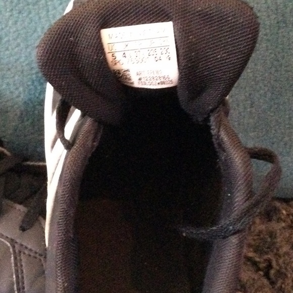 Youth Size 5 Adidas - Picture 2 of 4